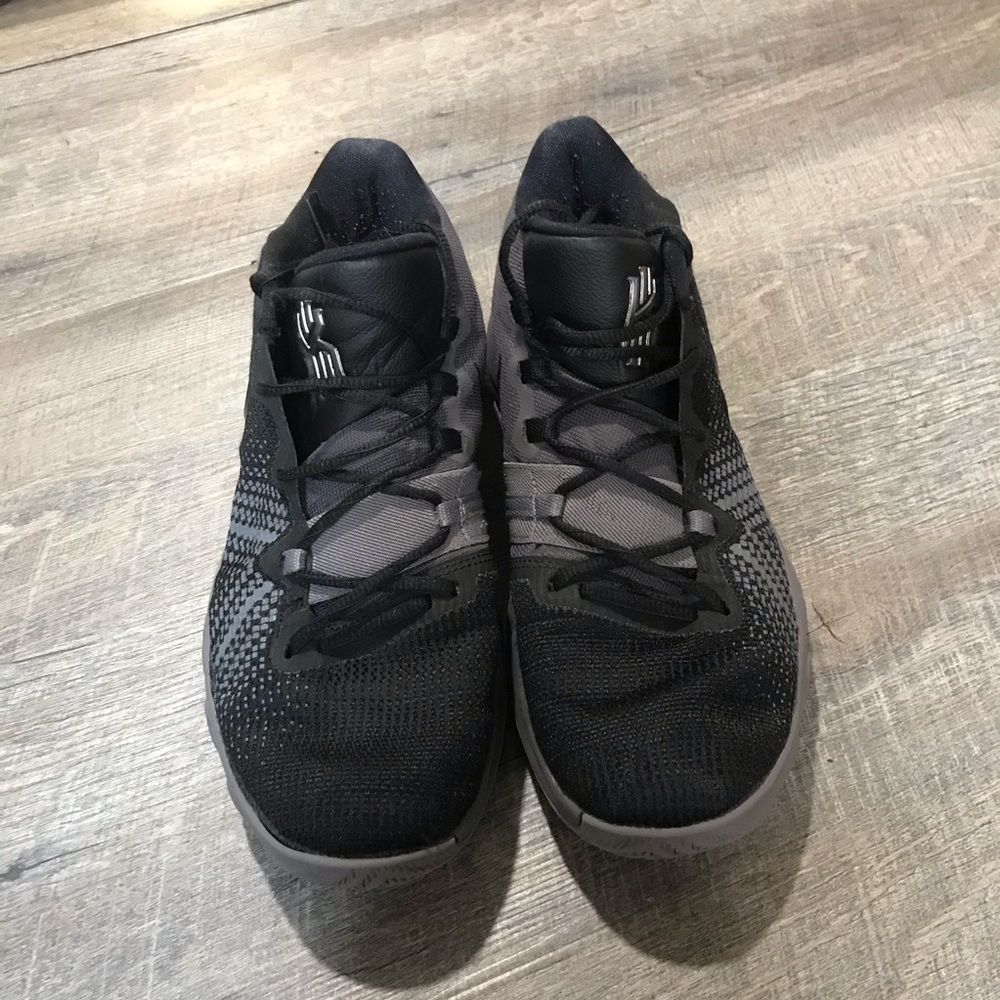 Nike kyrie flytrap black gunsmoke